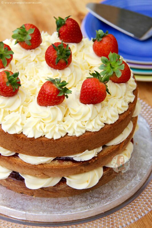 28 Gorgeous Wedding Cakes from Irish Cake Makers  weddingsonline