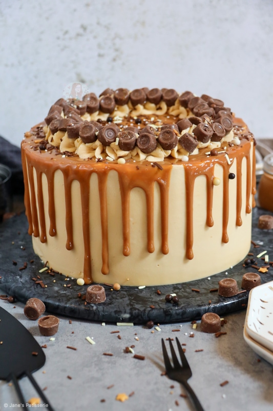 Chocolate cake with fluffy tahini frosting and salted caramel | Recipe |  Kitchen Stories