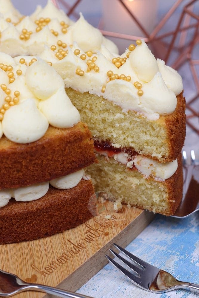 Amy's large sponge cake . Recipe by ladybird - Cookpad