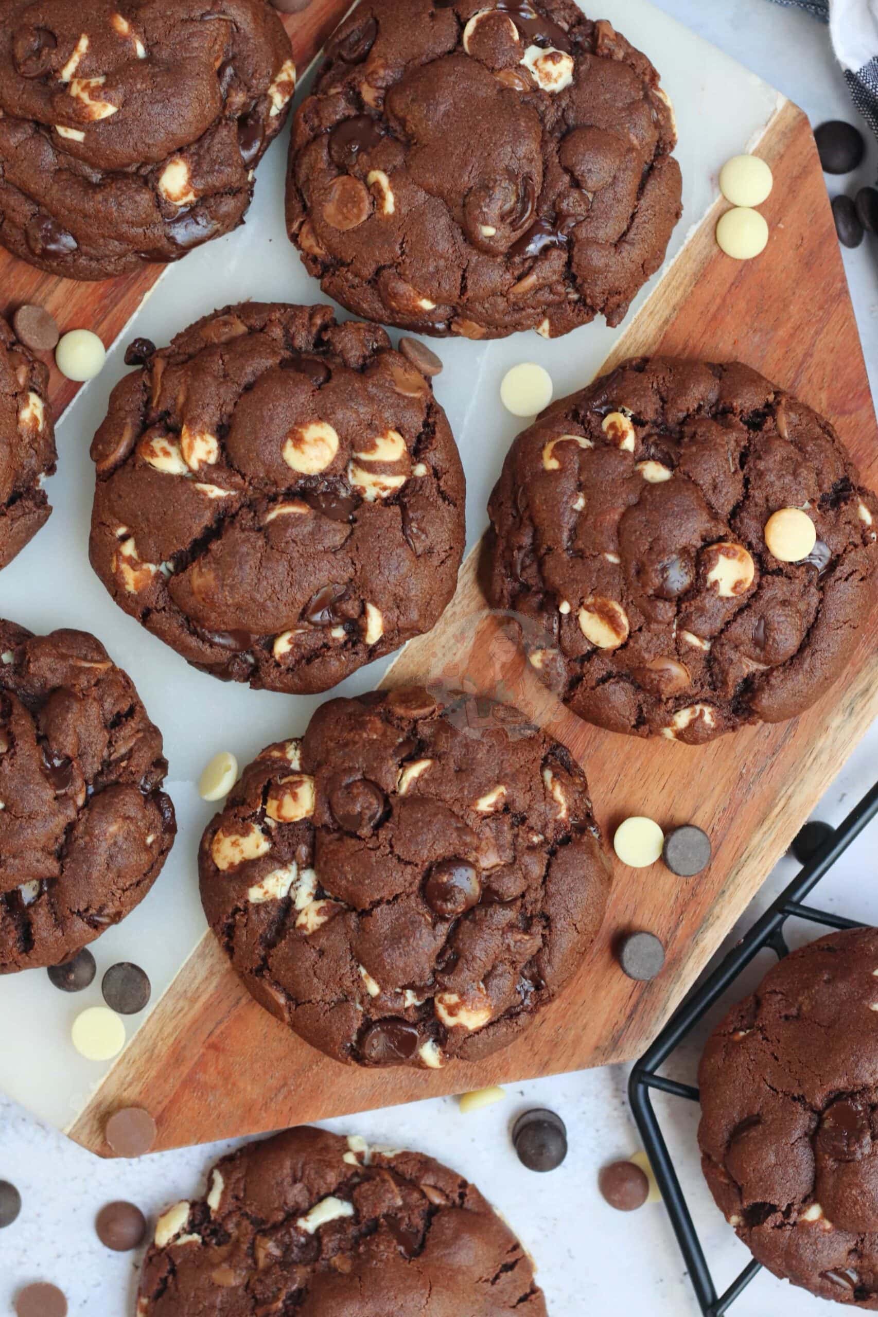 Soft Baked Classic Cookie: Oatmeal Raisin, Double Chocolate w/Hershey's &  Macadamia Nut w/Hershey's 