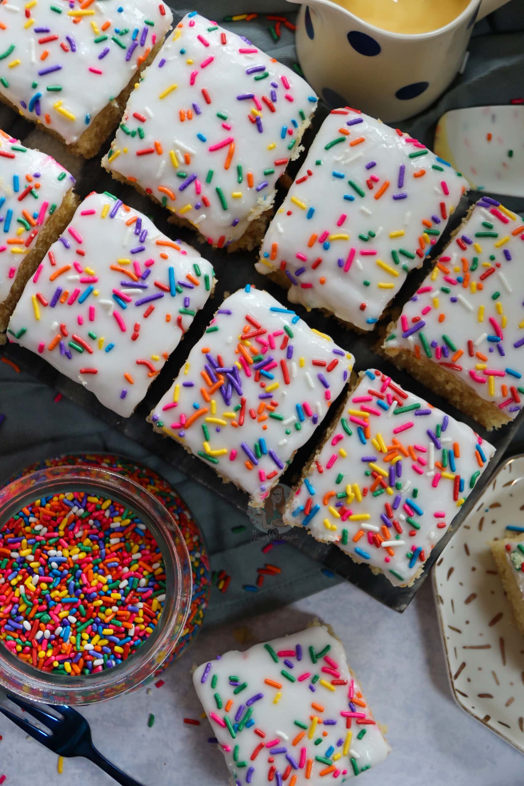 Old School Birthday Sprinkle Cake - Sims Home Kitchen