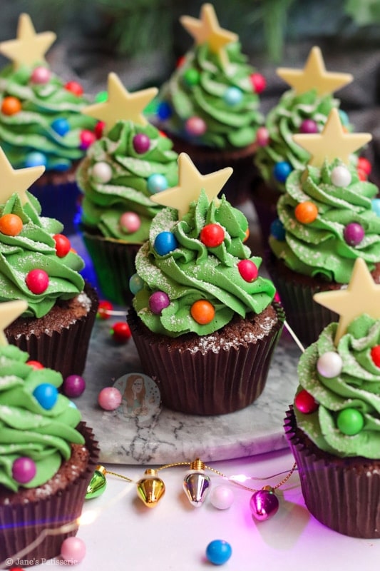Easy Christmas Tree Cupcakes - Mama Loves to Cook