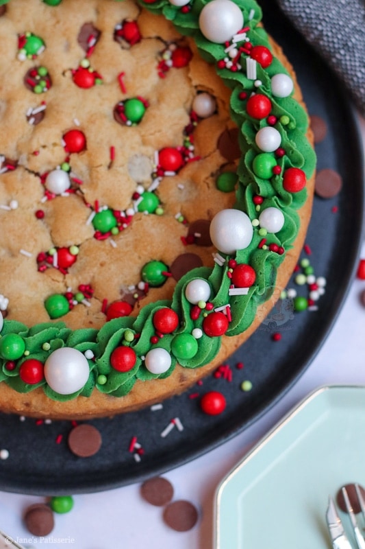 https://www.janespatisserie.com/wp-content/uploads/2021/12/giantchristmascookie3-2.jpg